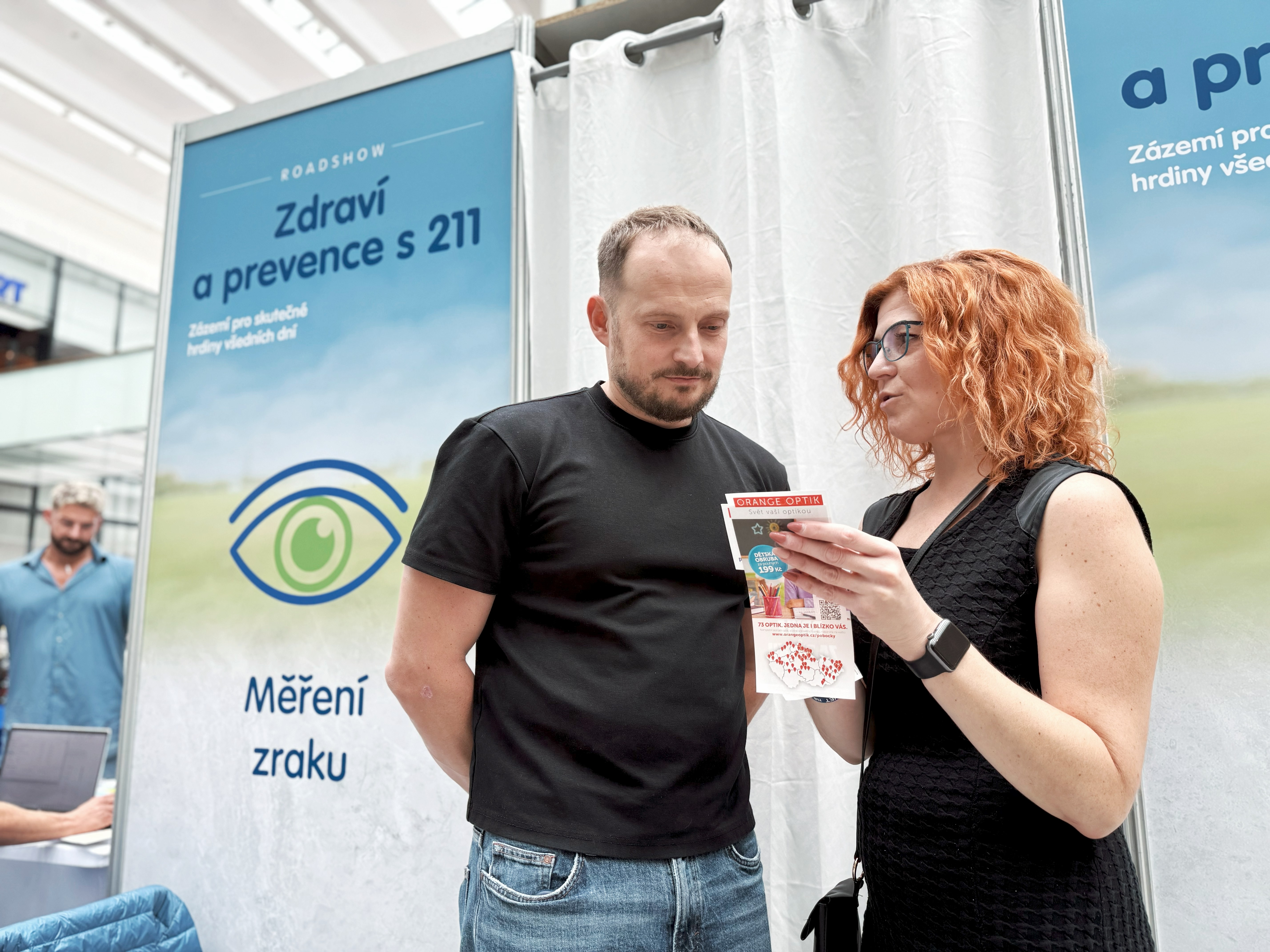 Generální ředitel ZP MV ČR MUDr. Ondřej Felix u stanoviště pro měření zraku