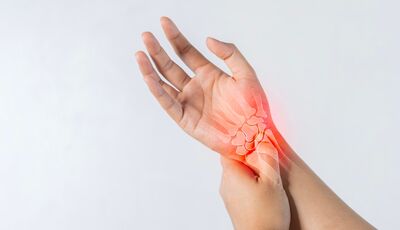 Brní vás prsty? Nepodceňujte první příznaky syndromu karpálního tunelu