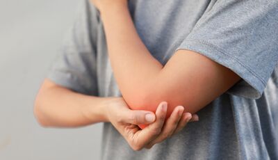 Bolesti lokte: Proč nespat s rukou pod hlavou?