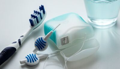 Jak čistit mezizubní prostory: kartáčkem, nebo nití?